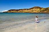 Vereinigtes Königreich,Schottland,Highland,Innere Hebriden,Isle of Mull,junges Mädchen am Strand der Calgary Bay