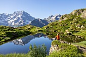 Frankreich,Hautes Alpes,Nationalpark Ecrins,Tal von Valgaudemar,La Chapelle en Valgaudemar,Spiegelung von Sirac (3441m) auf dem See von Lauzon (2008m)