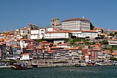 Portugal,Region Nord,Porto,historisches Zentrum,das von der UNESCO zum Weltkulturerbe erklärt wurde,Blick von der Dom-Luis-Brücke auf das historische Viertel Cais de Ribeira am Ufer des Douro,das von der Kathedrale und dem Bischofspalast dominiert wird