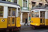 Portugal,Lissabon,Stadtteil Baixa,Straßenbahnfahrer zwischen zwei Waggons