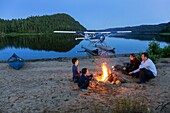 Kanada,Provinz Quebec,Region Mauricie,Saint-Maurice Wildlife Sanctuary nördlich des Mauricie-Nationalparks,Hydravion Aventure,Biwak am Sandstrand des Soucis-Sees,Backen von Marshmallows am Lagerfeuer MODELLFREIGABE OK