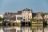 France, Finistere, Landerneau, 16th century Rohan Bridge across the Elorn river, one of the last European house-lined bridge