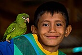 Colombia, Llanos, Cazuarito, rancho Baru, child with a parrot