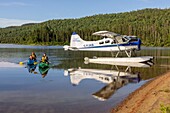 Kanada,Provinz Quebec,Region Mauricie,Hydravion Aventure,Saint-Maurice Wildlife Sanctuary nördlich des Mauricie-Nationalparks,morgendliche Bootsfahrt mit der Familie auf dem Soucis-See MODELLFREIGABE OK