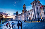 Peru,Arequipa,oder Weiße Stadt,von der UNESCO zum Weltkulturerbe erklärt,koloniales Zentrum,Plaza de Armas und Kathedrale Notre Dame