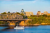 Kanada,Provinz Ontario,Ottawa,Alexandra Bridge und das Kanadische Museum der Schönen Künste des Architekten Moshe Safdie