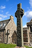 Vereinigtes Königreich,Schottland,Highland,Innere Hebriden,Isle of Iona gegenüber der Isle of Mull,St. Martin's Cross (datiert auf das 8. Jahrhundert) vor der Abtei von Iona,die vom Heiligen Columba im 6.