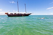 Brasilien,Bundesstaat Bahia,Santa Cruz Cabrália,Coroa Alta Marine Park,Schoner,der Touristengruppen zu einer Sandbank wenige Kilometer vor der Küste bringt