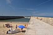 Portugal,Region Nord,Porto,Strand Praia das Pastoras,Felgueiras Pier und Leuchtturm (rechts) und Leuchtturm von Pontão (links) am Rande des Atlantiks