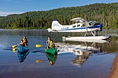 Kanada,Provinz Quebec,Region Mauricie,Hydravion Aventure,Naturschutzgebiet Saint-Maurice nördlich des Mauricie-Nationalparks,morgendliche Bootsfahrt mit der Familie auf dem Soucis-See MODELLFREIGABE OK