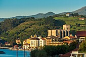 Spanien,Guipuzcoa,Baskenland,Zumaïa,Blick auf das Dorf und die Kirche San Pedro vom Deich aus