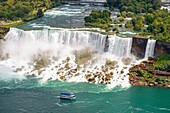 Kanada,Provinz Ontario,Niagara Falls,Amerikanische Wasserfälle und Bridal Sailing,Amerikanisches Ausflugsboot Maid of the Mist