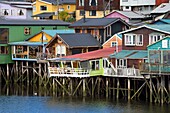 Chile,Region Los Lagos,Insel Chiloé,Stadt Castro,hölzerne Fischerhäuser auf Stelzen,so genannte Palafitos,im Mündungsgebiet des Gamboa-Flusses