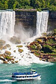 Kanada,Provinz Ontario,Niagarafälle,American Falls und Bridal Sailing,amerikanisches Ausflugsboot Maid of the Mist