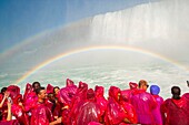 Kanada,Provinz Ontario,Niagarafälle,Hornblower Canadian Boat Trip am Fuße der amerikanischen Fälle