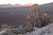 Spanien,Kanarische Inseln,Insel Teneriffa,Teide-Nationalpark,von der UNESCO zum Weltnaturerbe erklärt,Selfie in den Felsformationen von Los Roques de Garcia (2142m)