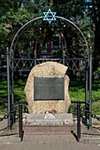 Poland, Voïvodie Lesser Poland, Krakow, Kazimierz, Kazimierz, Jewish Quarter, Szeroka square, commemorative plaque for victims of the Krakow ghetto