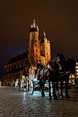 Polen,Woiwodschaft Kleinpolen,Krakau,Bezirk Stare Miasto,Weltkulturerbe,Altstadt,Basilika Unserer Lieben Frau von Krakau (XIV),Pferdekutschen