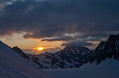 Frankreich,Hautes Alpes,Massiv von Oisans,Nationalpark der Ecrins,Hochgebirgswanderung am Roche Faurio,Sonnenaufgang auf dem Glacier Blanc