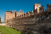 Italien,Venetien,Verona,von der UNESCO zum Weltkulturerbe erklärt,die Festung von Castelvecchio und die Scaligerbrücke,eine mittelalterliche Festungsbrücke über die Etsch