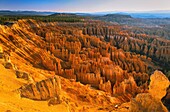 Vereinigte Staaten,Utah,Bryce Canyon National Park,Der Bryce Canyon National Park ist bekannt für seine geologischen Formationen,die aus spitz zulaufenden farbigen Felsen bestehen