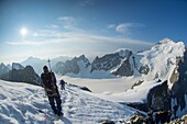 Frankreich,Hautes Alpes,Oisans-Massiv,Nationalpark der Ecrins,Wanderung auf den Roche Faurio,Cordée auf dem Gletscher des Roche Faurio vor der Kuppel und der Bar der Ecrins