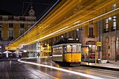 Portugal,Lissabon,Alte Straßenbahn Nummer 28 auf dem Handelsplatz