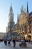 Deutschland,Bayern,München,Marienplatz,das 1908 eingeweihte neue Rathaus