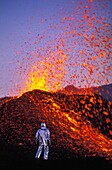 Frankreich,Insel La Réunion,Piton-Vulkan von La Fournaise,Lava-Probenahme auf dem Piton-Vulkan von La Fournaise