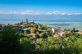 Georgien,Region Kachetien,befestigtes Dorf Sighnaghi,im Hintergrund die schneebedeckte Gebirgskette des Großen Kaukasus