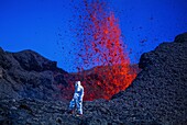 Frankreich,Insel La Réunion,Piton-Vulkan von La Fournaise,Lava-Probenahme auf dem Piton-Vulkan von La Fournaise