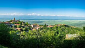 Georgien,Region Kachetien,befestigtes Dorf Sighnaghi,schneebedecktes Kaukasusgebirge im Hintergrund