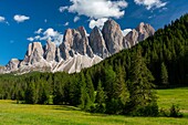 Italien,Trentino-Südtirol,Südtirol,Val di Funes,Dolomitenmassiv,das von der UNESCO zum Weltnaturerbe erklärt wurde,Dolomitengruppe Puez Geisler