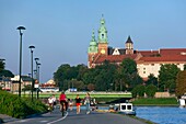 Polen,Woiwodschaft Kleinpolen,Krakau,Bezirk Stare Miasto,von der UNESCO zum Weltkulturerbe erklärt,die Weichsel und die Altstadt,Blick auf den Hügel und das Schloss Wawel und seine Kathedrale über der Weichsel