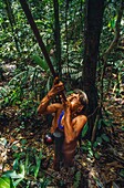 Ecuador, Orellana, Rio Cononaco, blowgun hunting, the Huaorani are one of the last two tribes of hunter-gatherers who live in the heart of the rainforest of Ecuador