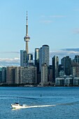 Kanada,Ontario,Toronto,Gesamtansicht der Stadt und der Wolkenkratzer vom Hafen aus