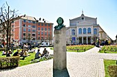 Germany, Bavaria, Munich, Gärtnerplatz, Friedrich von Gärtner bust and State Theater (Staatstheater)