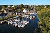 Frankreich,Morbihan,La Roche Bernard,der Yachthafen im Dorf (Luftaufnahme)