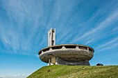 Bulgarien,Großer Balkan,Gabrovo,Bouzloudja-Gipfel,ehemaliges kommunistisches Kongresszentrum,entworfen von dem Architekten Gueorguy Stoilov,seit 1989 verlassen