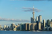 Kanada,Ontario,Toronto,Gesamtansicht der Stadt und der Wolkenkratzer vom Hafen aus