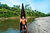 Ecuador,Tena,Lebenserfahrung mit den Waoranis,Biwak am Ufer des Rio Nushino,zerbrochener Einbaum auf einem Riff