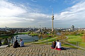 Deutschland,Bayern,München,Olympiapark mit dem Olympiastadion und dem Olympiaturm (Olympiaturm)