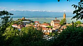 Georgien,Region Kachetien,Festungsdorf Sighnaghi,im Hintergrund die schneebedeckte Bergkette des Großen Kaukasus