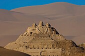 China, Xinjiang autonomous region, Shan Shan, Kumtag giant sand dunes, sand carving festival