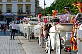 Polen,Woiwodschaft Kleinpolen,Krakau,Stadtteil Stare Miasto,Weltkulturerbe,Altstadt,Marktplatz,Pferdekutschen