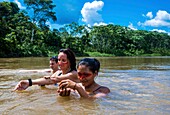 Ecuador,Tena,Eintauchen in das Leben der Waoranis des Rio Nushino,Waten im Rio Nushino,Lehm-Salben