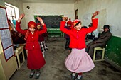 China, Xinjiang autonomous region, Pamir highlands, pastures and semi nomadic kirghize communities of lake Karakul, Subash kirgyz school, dance exhibition