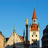 Germany, Bavaria, Munich, Marienplatz, fountain with Marian Column (Mariensäule) and the old Town Hall (Altes Rathaus)