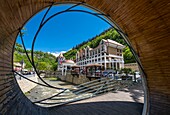 Georgien,Region Samtskhe-Javakheti,Ferienort Borjomi,moderne Brücke über den Fluss Borjomula und Luxushotel Crowne Plaza Borjomi