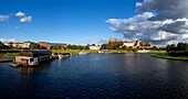 Polen,Woiwodschaft Kleinpolen,Krakau,Bezirk Stare Miasto,von der UNESCO zum Weltkulturerbe erklärt,die Weichsel und die Altstadt,mit Blick auf den Hügel und die Burg Wawel und ihre Kathedrale über der Weichsel